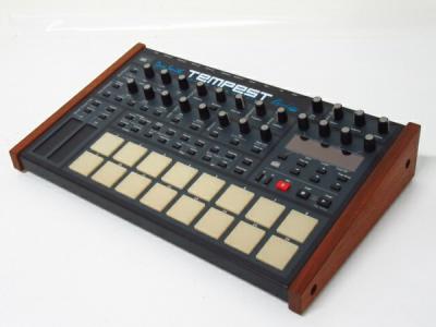 アナログドラムマシンTEMPEST、MIDI入出力、木製サイドパネル付き。 アナログドラムマシンTEMPEST、MIDI入出力、木製サイドパネル付き。